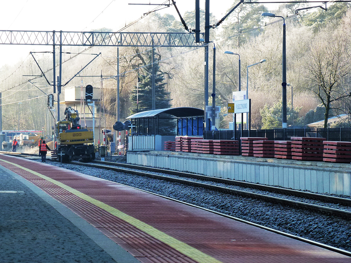 wymiana płyt na peronie dworca w Puszczykowie 13 12 2016 2